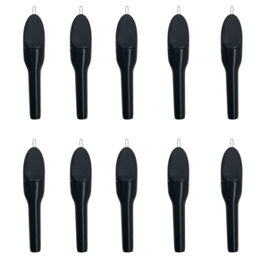 Abbildung einer schwarzen Reinigungsbürste für Hörgeräte, auf der man sieht, dass die Bürste in einer Hülle untergebracht werden kann.