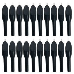 Abbildung einer schwarzen Reinigungsbürste für Hörgeräte, auf der man sieht, dass die Bürste in einer Hülle untergebracht werden kann.