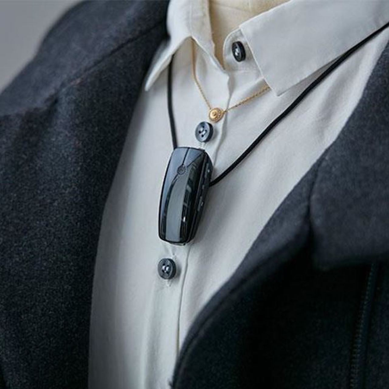 Das ReSound Micro Mic ist ein praktisches Ansteckmikrofon, welches direkt mit Ihren Wireless ReSound Hörgeräten gekoppelt werden kann.