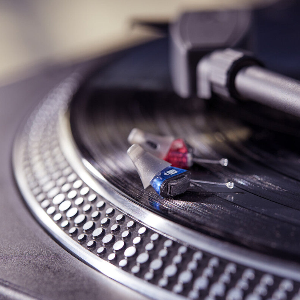 Das neue Silk X von Signia auf einem Schallplattenspieler zum Größenvergleich